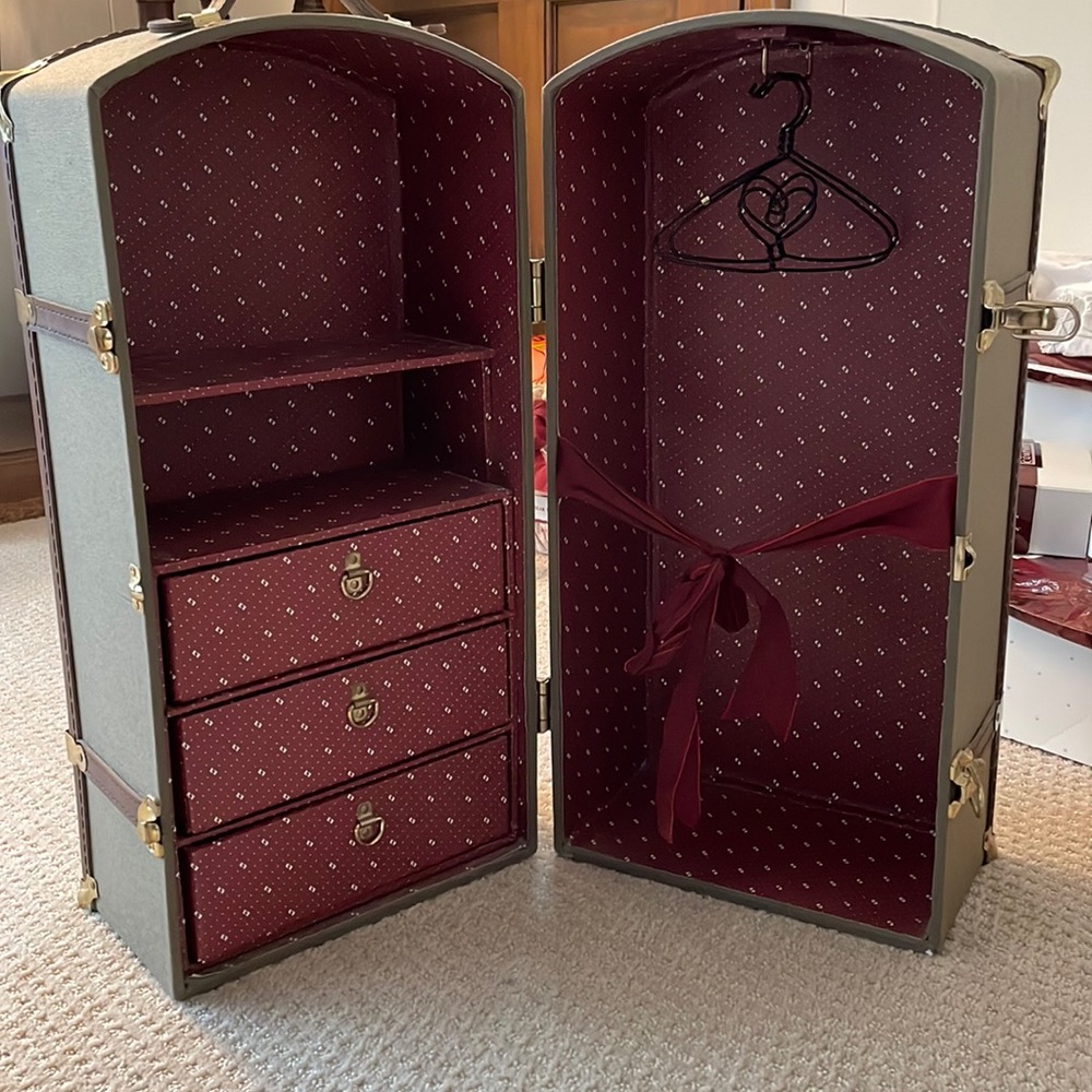 Vintage! American girl Samantha trunk.